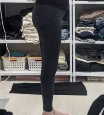 소재가 너무 좋아서 촉감이 정말 부드럽고 편합니다. 레깅스가 딱 발목 길이였으면 해서