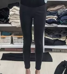 소재가 너무 좋아서 촉감이 정말 부드럽고 편합니다. 레깅스가 딱 발목 길이였으면 해서