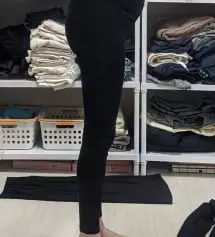 소재가 너무 좋아서 촉감이 정말 부드럽고 편합니다. 레깅스가 딱 발목 길이였으면 해서