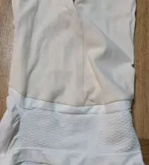 다른곳 레깅스보다 쫀쫀하고 기장은 조금더 긴것같아요 두께도 적당해 좋네요