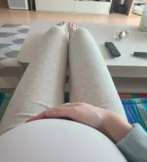 색감 화사하니 예쁘고 길이감도 좋아요. 키 164에 키작맘길이 딱입니다. 배도 잘 받춰줍