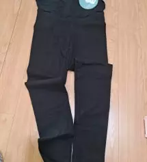 검정색 레깅스가 없어 이번에 주문했는데 신축성이 매우 좋아요 아직 빨래 전이라 안입