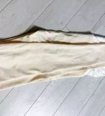 색상이 베이지에 가까워요 같이 산 베이지색 양말이랑 색상이 비슷한...