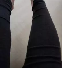 지금 입긴 조금 더워요. 도톰하고 안비쳐요. 곧 출산이라서 조리원에서 입으려고 샀어요