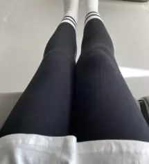 여유있게 라지샀더니 아직은 크네요 부드럽고 편한데 무릎이랑 잘 늘어날 것 같아요ㅜ키