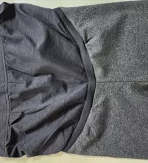 검정색이랑 같이 주문했는데 입었을 때 좀 더 부드러운 것 같아요. 무난한 색이라서 막