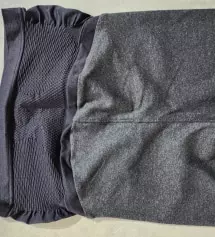 검정색이랑 같이 주문했는데 입었을 때 좀 더 부드러운 것 같아요. 무난한 색이라서 막