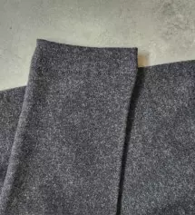 검정색이랑 같이 주문했는데 입었을 때 좀 더 부드러운 것 같아요. 무난한 색이라서 막