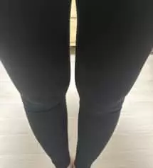 한겨울에는 두껍지 않아 못입고 봄에는 잘 입을것 같아요. 생각보다 쫀쫀하지 않지만 편