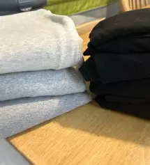 지금 입기 딱 좋은 소재예요. 탄탄하고 흘러내리지 않아 출산 후에도 입어요