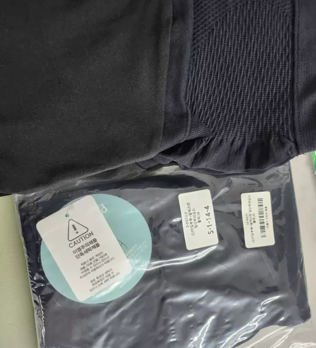 출산이 10월 중순 예정인데 조리원에서 입으려고 샀습니다 ㅎㅎ 그 날씨에 딱맞는 두께