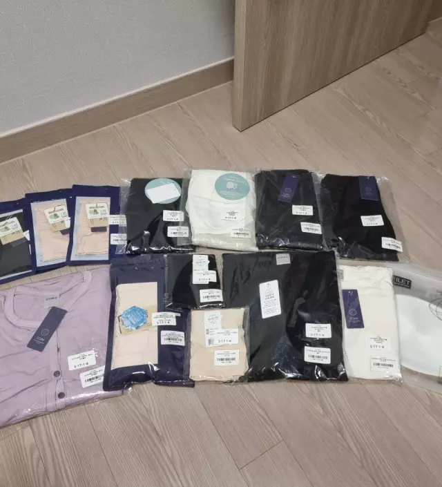 입은듯 안입은듯 내의같은 소재로 쭉쭉 잘 늘어나고 특히나 배부분에 메쉬소재처럼 되어