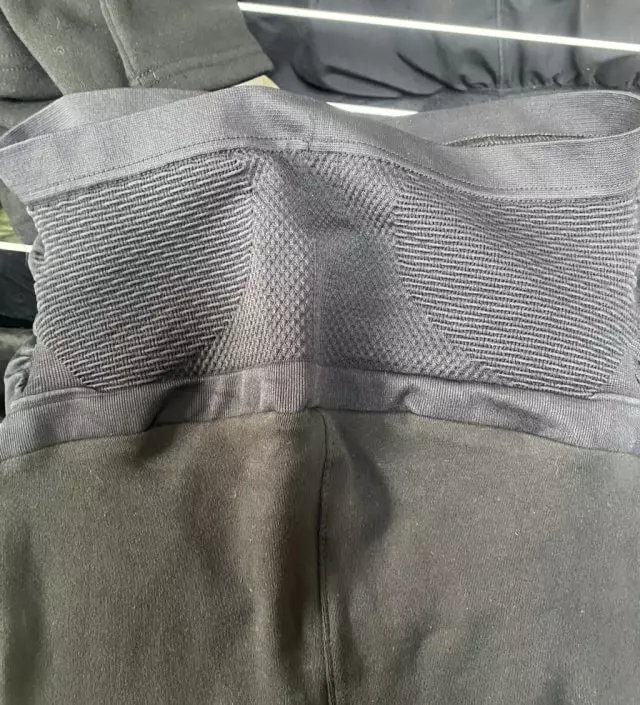 답답한 느낌 없어서 좋아요 허리랑 배도 탄탄히 잡아줍니다