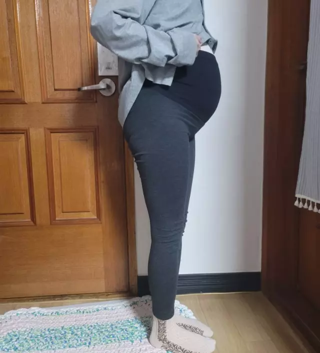 임산부 레깅스 찾아보다가 리뷰가 제일 많은걸 찾다가 알게되어 구입했어요. 두께감이랑