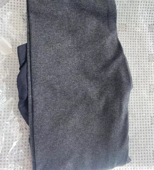 이전에 블랙색상 사서 잘 입고 있어서 차콜색상으로 추가구매해요. 겨울에도 따뜻하고 