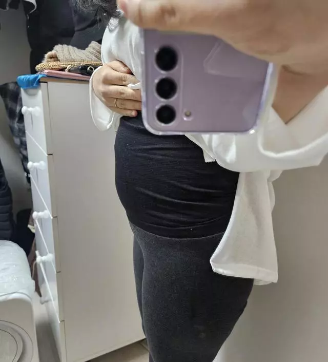 배덮는 부분이 넓어서 좋아요. 길이가 딱좋고 소재는 엄청 두껍지는 않아서 봄까지 입을