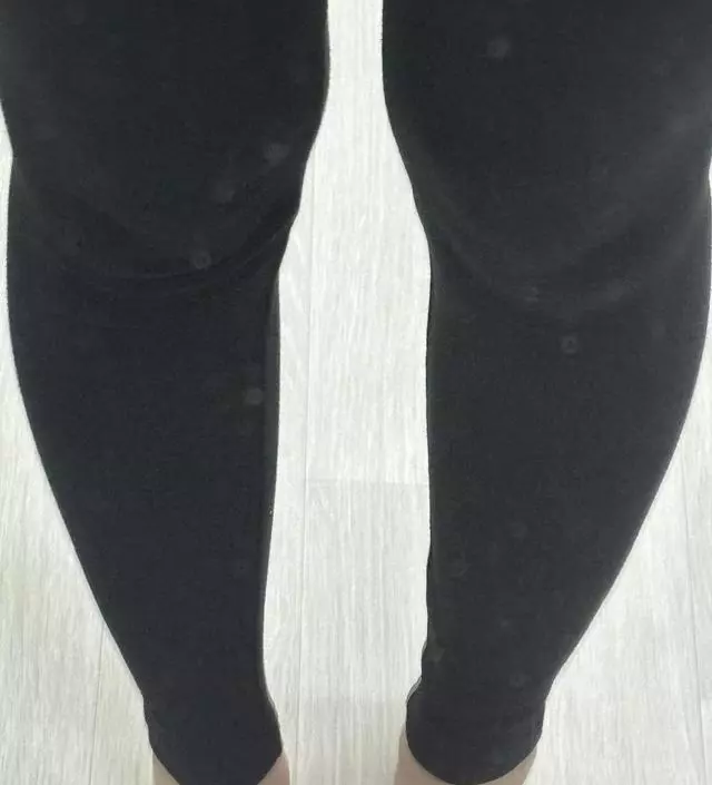 레깅스 배 부분 너무 편하네요 근데 제가 다리가 얇은건지.. 면이라 그런지 무릎 부분이