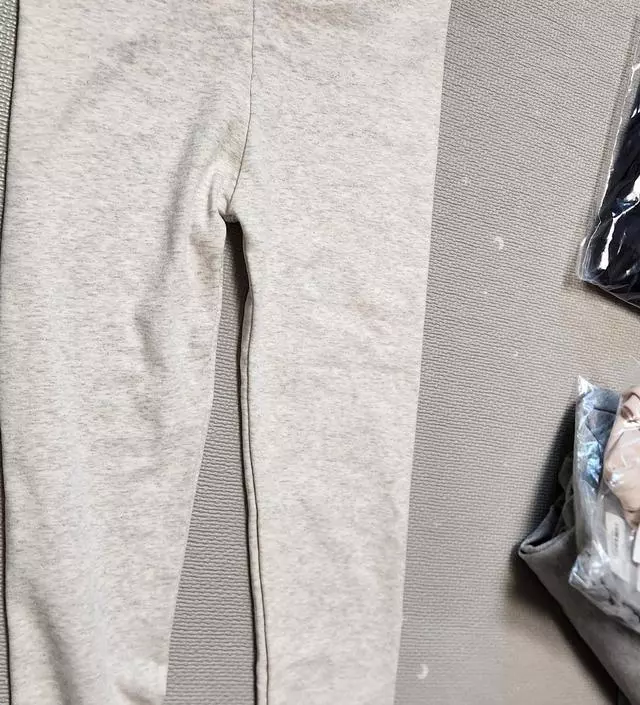 레깅스 배부분이 부들부들하고 편해요 진작 살걸 그랬어요 ㅎㅎ 길이도 딱좋아요