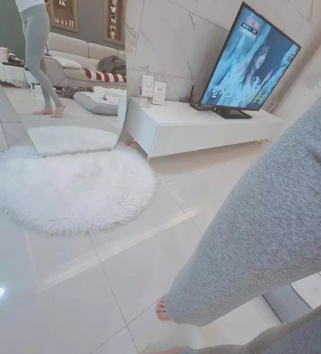 이름만보고 주름이 전혀 안잡히는 줄알았어요 저의 생각으로요~허벅지랑  무릎쪽에 주름