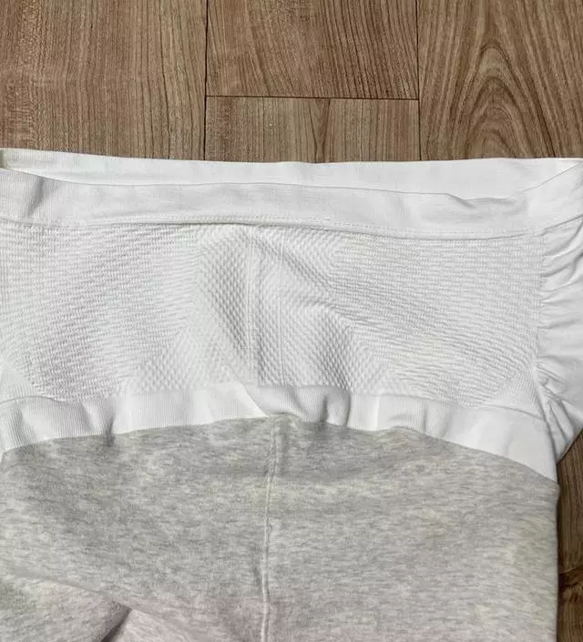 기존에 입던 레깅스가 겨울용이라 조금 얇은 것 찾다가 주문했는데 간절기에 딱이에요
