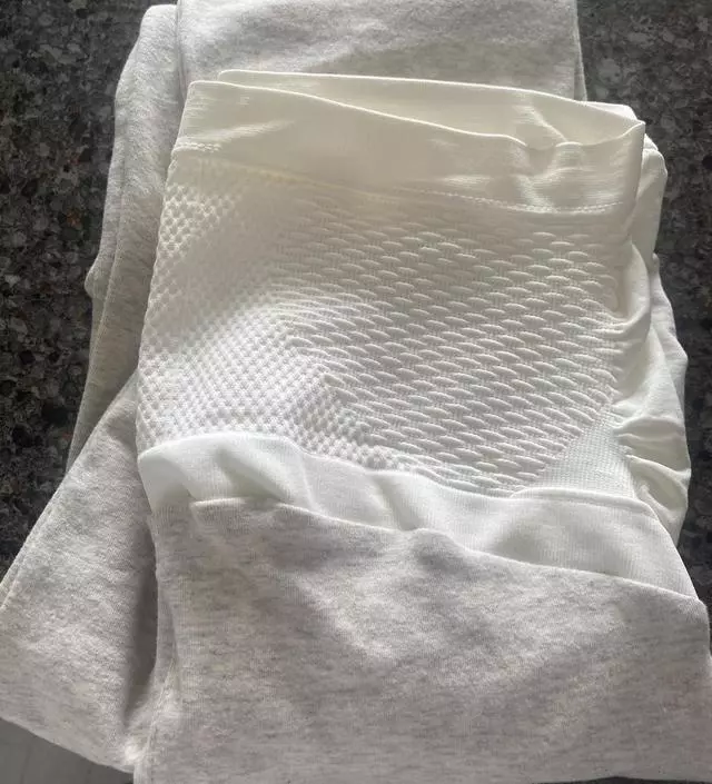 두께감도 적당하고 부들부들해서 너무 좋아요. 아직 8주 인데도 배가 나와 편한 것 찾고