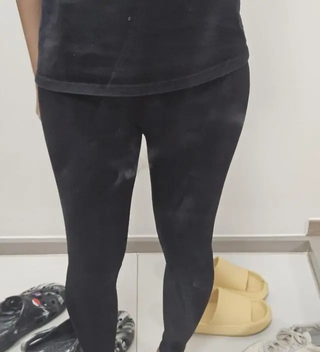 한여름에는 좀 더울것같긴한데 어차피 실내에서 할거라 괜찮아보여요 !  사이즈도 편해