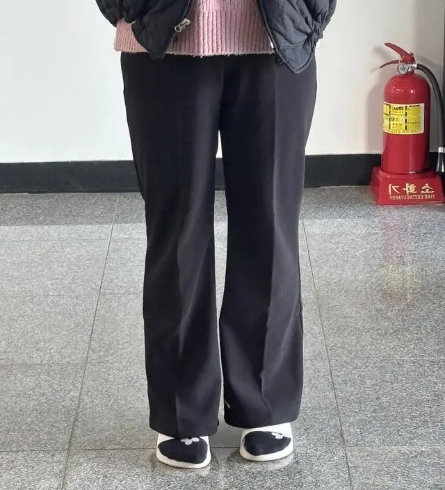 생각보단 얇어요. 만삭까지 입을 생각으로 L샀더니 좀 크네요. 키작맘인데도 배가 덜나