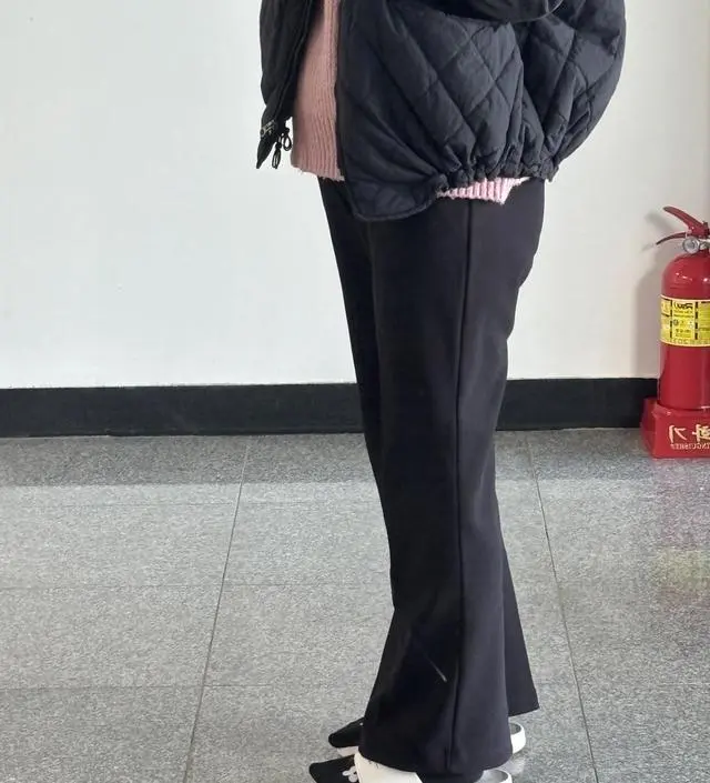 생각보단 얇어요. 만삭까지 입을 생각으로 L샀더니 좀 크네요. 키작맘인데도 배가 덜나