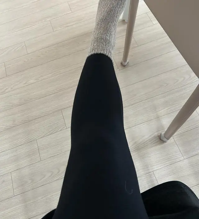 레깅스 무릎부분이 많이 접힌다는 글을 보고 사이즈를 하나씩따로 구매했어요~ 
