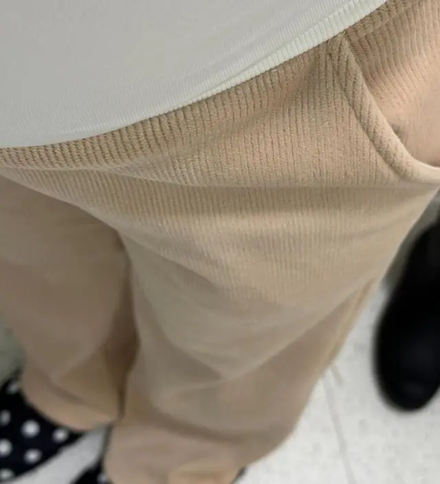 색상은 약간 핑크베이지? 살구베이지 느낌이예요 따수운 느낌이고 감촉도 엄청 부드러워