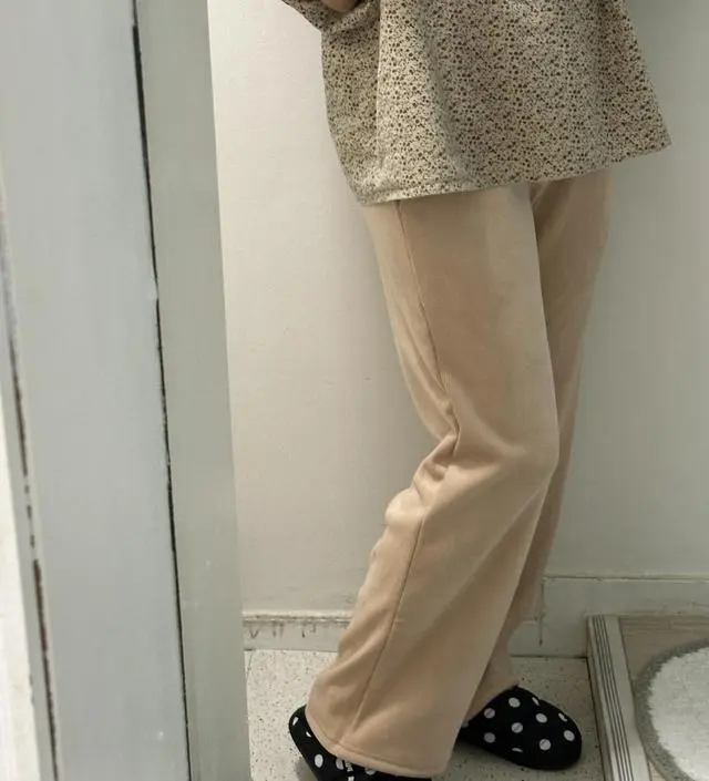 색상은 약간 핑크베이지? 살구베이지 느낌이예요 따수운 느낌이고 감촉도 엄청 부드러워