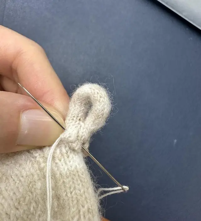 처음 입었는데 바로 단추고리가 떨어졌어요. 
