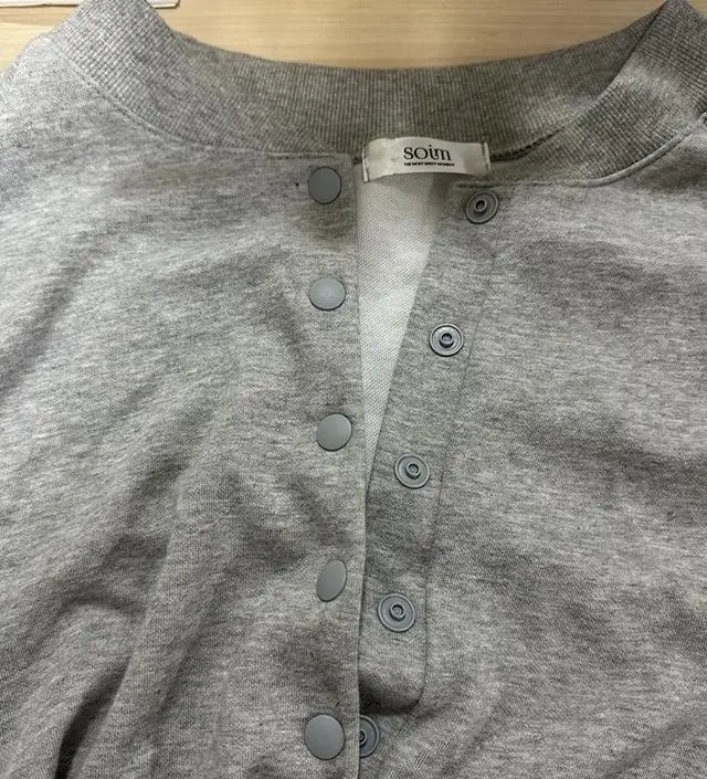 네이비랑 그레이 두장샀는데
