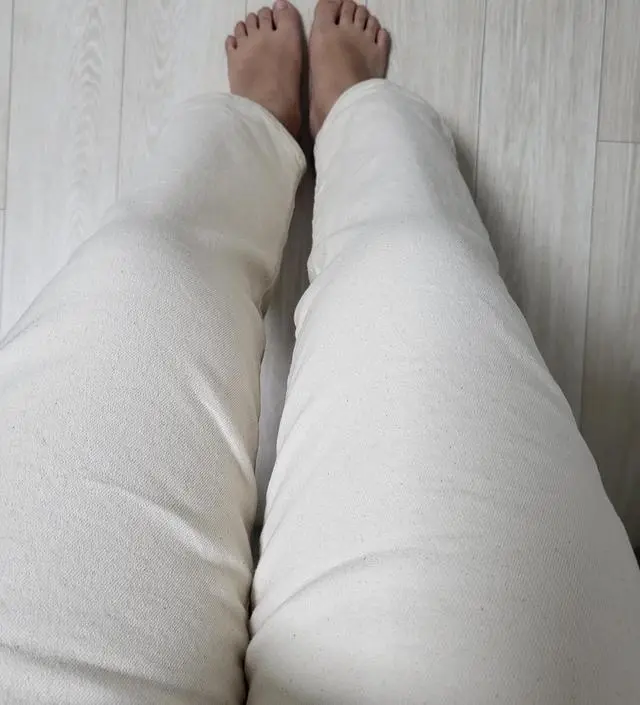 밝은 아이보리 색상 이뻐요. 안에 기모여서 따뜻해요. 겨울내내 입을 생각으로 살짝 크