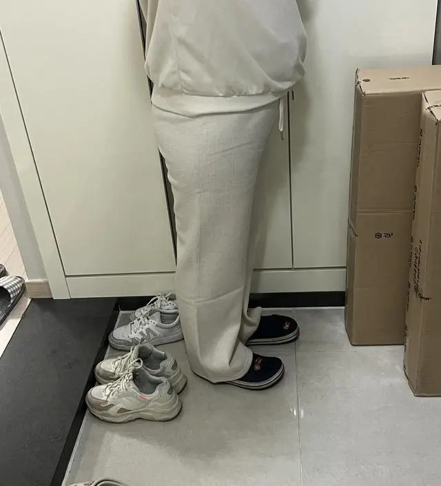 바지 너무 예쁘고 따듯해요! 다만 배가 꽤 나와서 조금만 걸어도 바지가 내려갑니다...