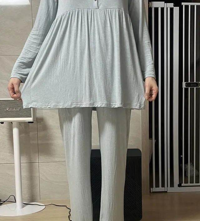 차콜사고 괜찮아서 또 구입했는데 차콜보다 얇네요 ~ 겨울용은 아닌것 같아요. 부드럽고