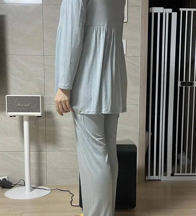 차콜사고 괜찮아서 또 구입했는데 차콜보다 얇네요 ~ 겨울용은 아닌것 같아요. 부드럽고