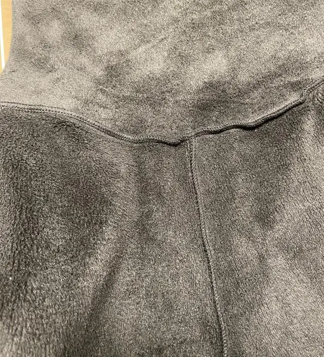 두껍지않고 은근 얇은데 밍크털이 너무 부들부들해서 좋아요!
