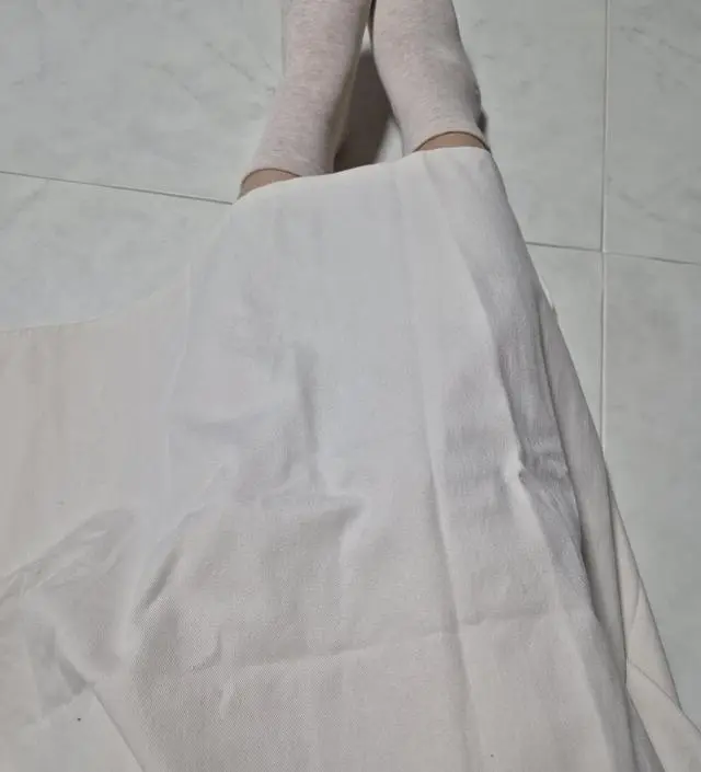 치마는 한겨울에 입긴 얇은것같아요. 상의는 기모가 살짝 들어가있고 목폴라부분은 생각