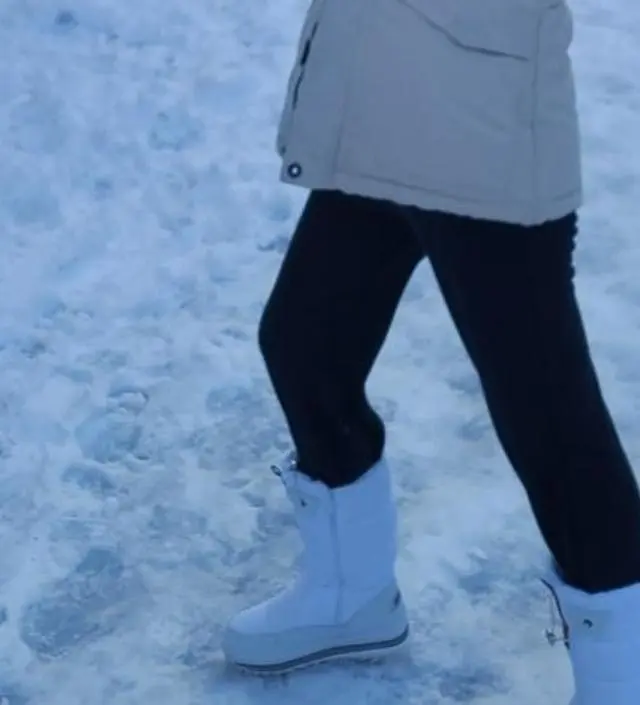 눈오면서 추워져서 기모바지 구매했어요. 따시고 길이도 길어서 너무 좋아요. 다리가 시