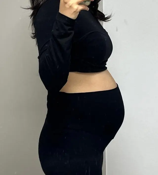 두께는 겨울엔 실내에서 입기좋은 두께구요 ㅎㅎ배가 압박이 많이 안되서 제일좋은것 같