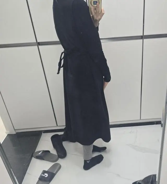 처음 받자마자 도톰하고 부드러운 원단에 놀랐는데 옷 접혀있던 곳이 우유 흘린 얼룩 처