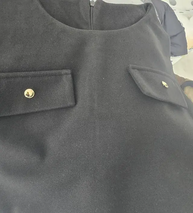 처음 받자마자 도톰하고 부드러운 원단에 놀랐는데 옷 접혀있던 곳이 우유 흘린 얼룩 처