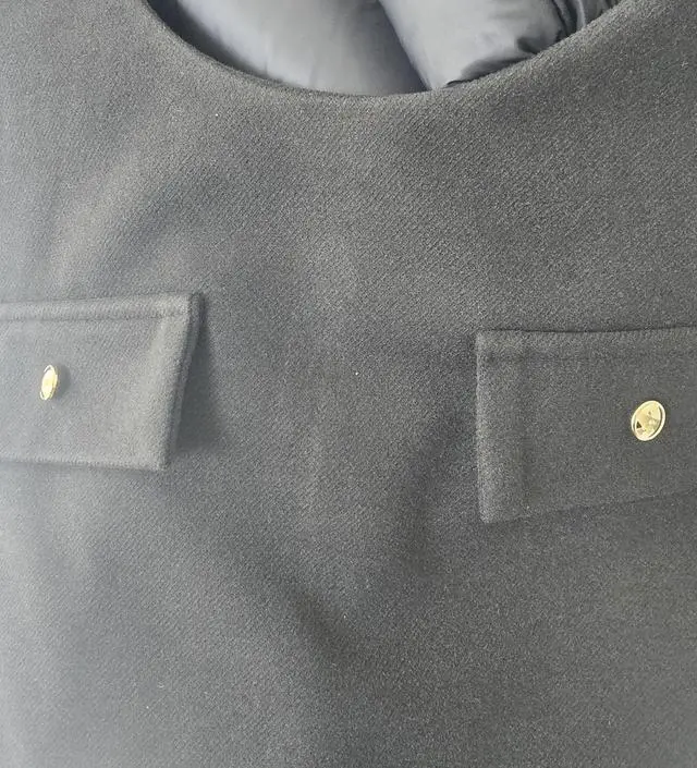 처음 받자마자 도톰하고 부드러운 원단에 놀랐는데 옷 접혀있던 곳이 우유 흘린 얼룩 처