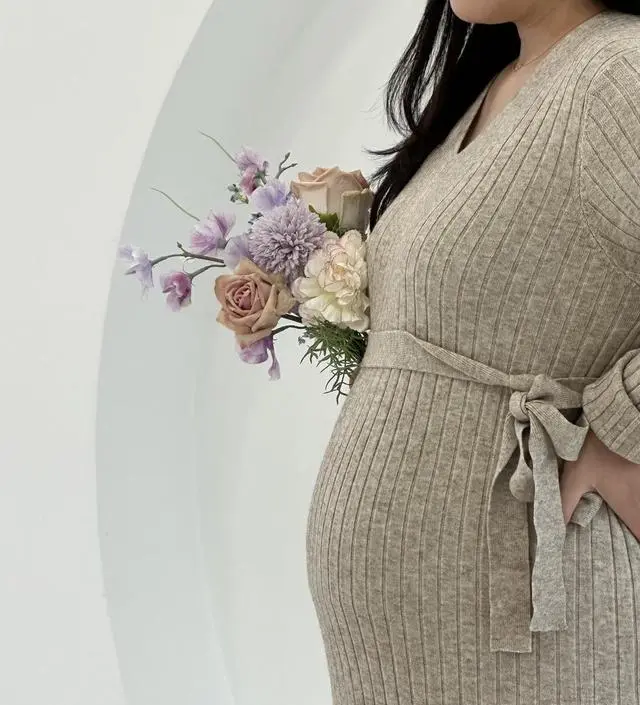 만삭사진때 입으려고 구매했습니다. 소재가 아주 부드럽고 쫀쫀해서 ㅎㅎ 불편함이 전혀