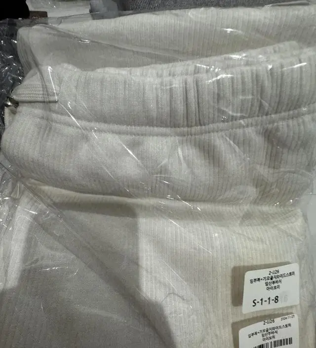 좋어요 배송도 잘오고 급추워지고 배나오면서 입을꺼 구매햇는데 가성비좋고 옷고 이뽀