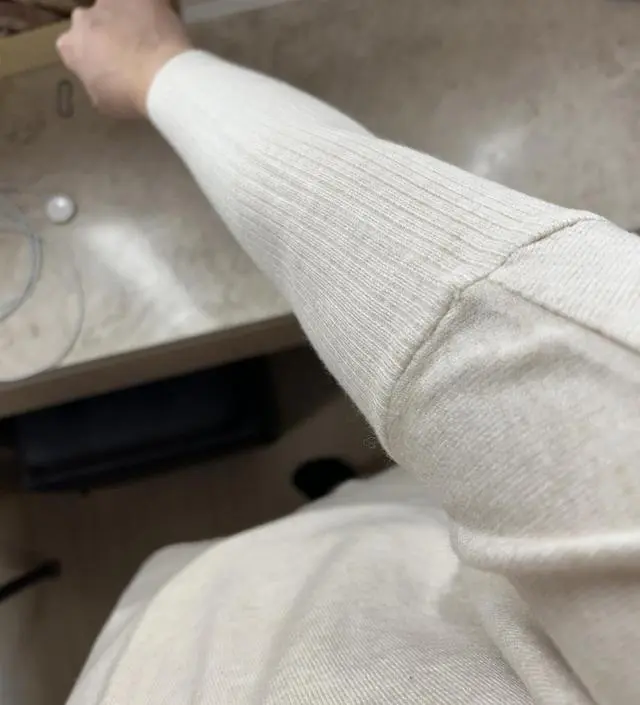 옷이 약간은 무겁지만 부드러운편이네요~~ 
