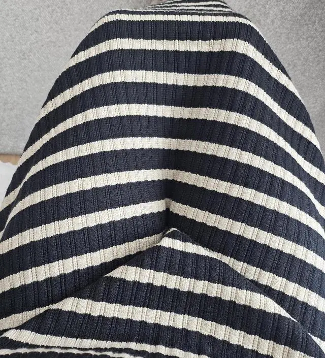 색깔이 조금 달랐지만 재질이랑 길이 좋아요 다만 제가 골반이 넓었으면 핏이 더 이뻤을