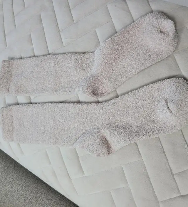 색상별로 주문했는데 베이지색이 가장 이쁘네요ㅎ 따뜻하고 좋아요 다른 수면 양발은 구