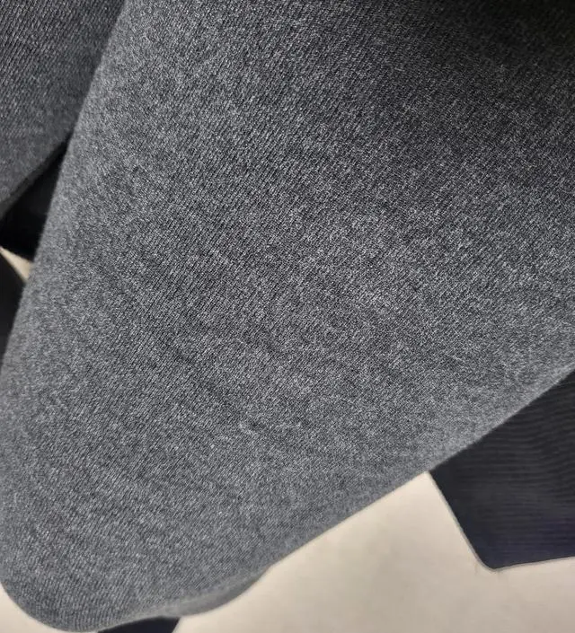 생각보다 도톰하고 따뜻해요. 길이도 딱맞고 편해요.